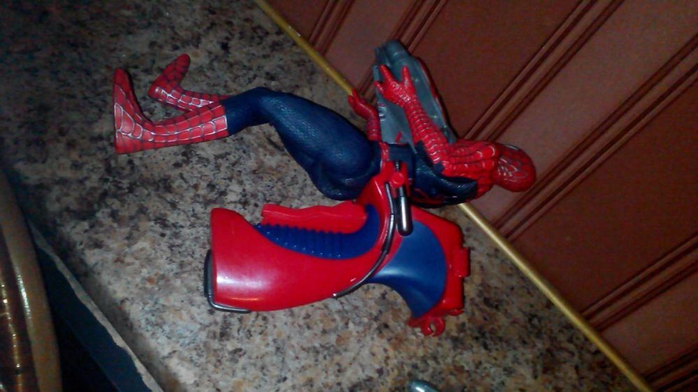 Человек-паук с оружием