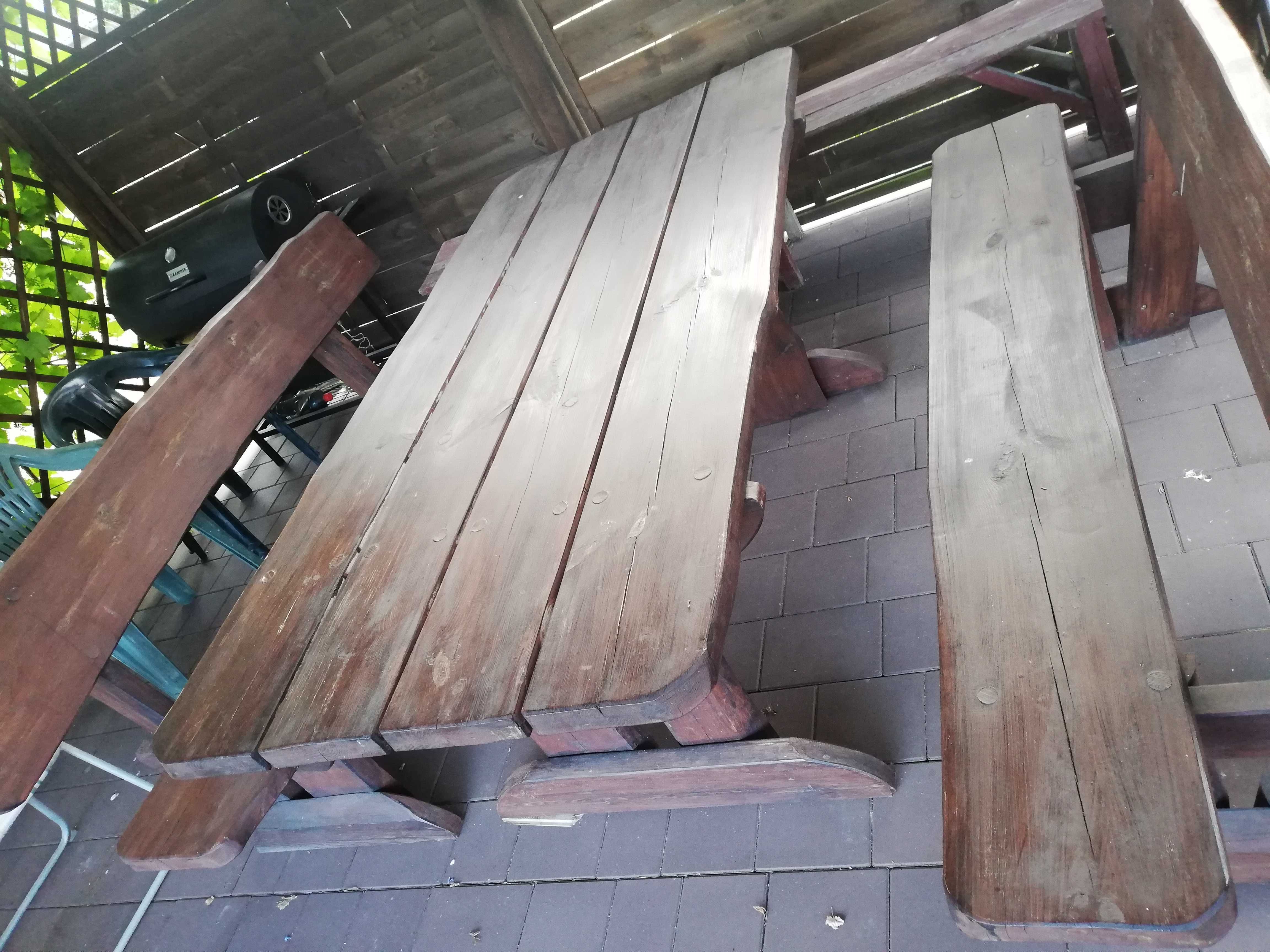 Drewniany stół z ławkami