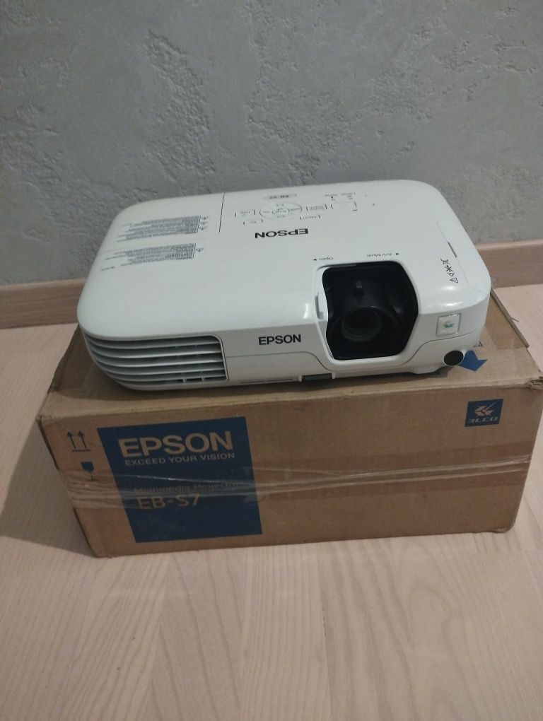 Проектор мультимедійний Epson EB-S7.