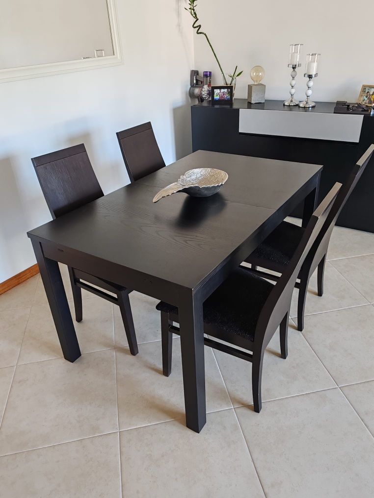 Mesa e cadeiras de sala