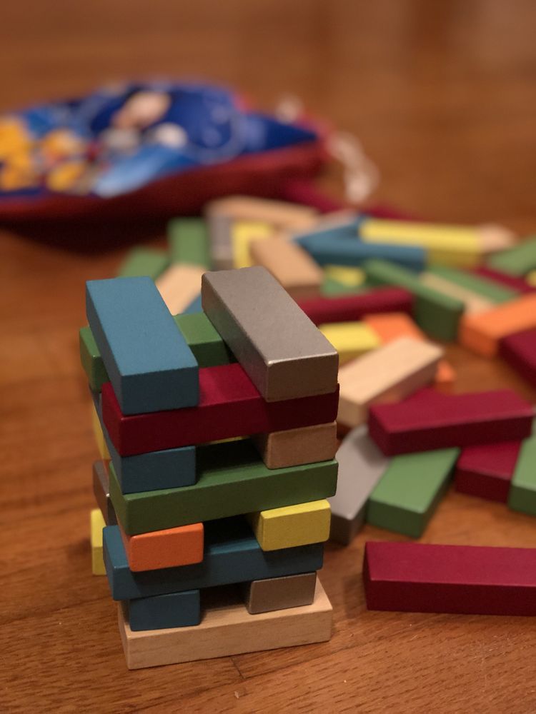 Jogo de madeira com 60 peças coloridas
