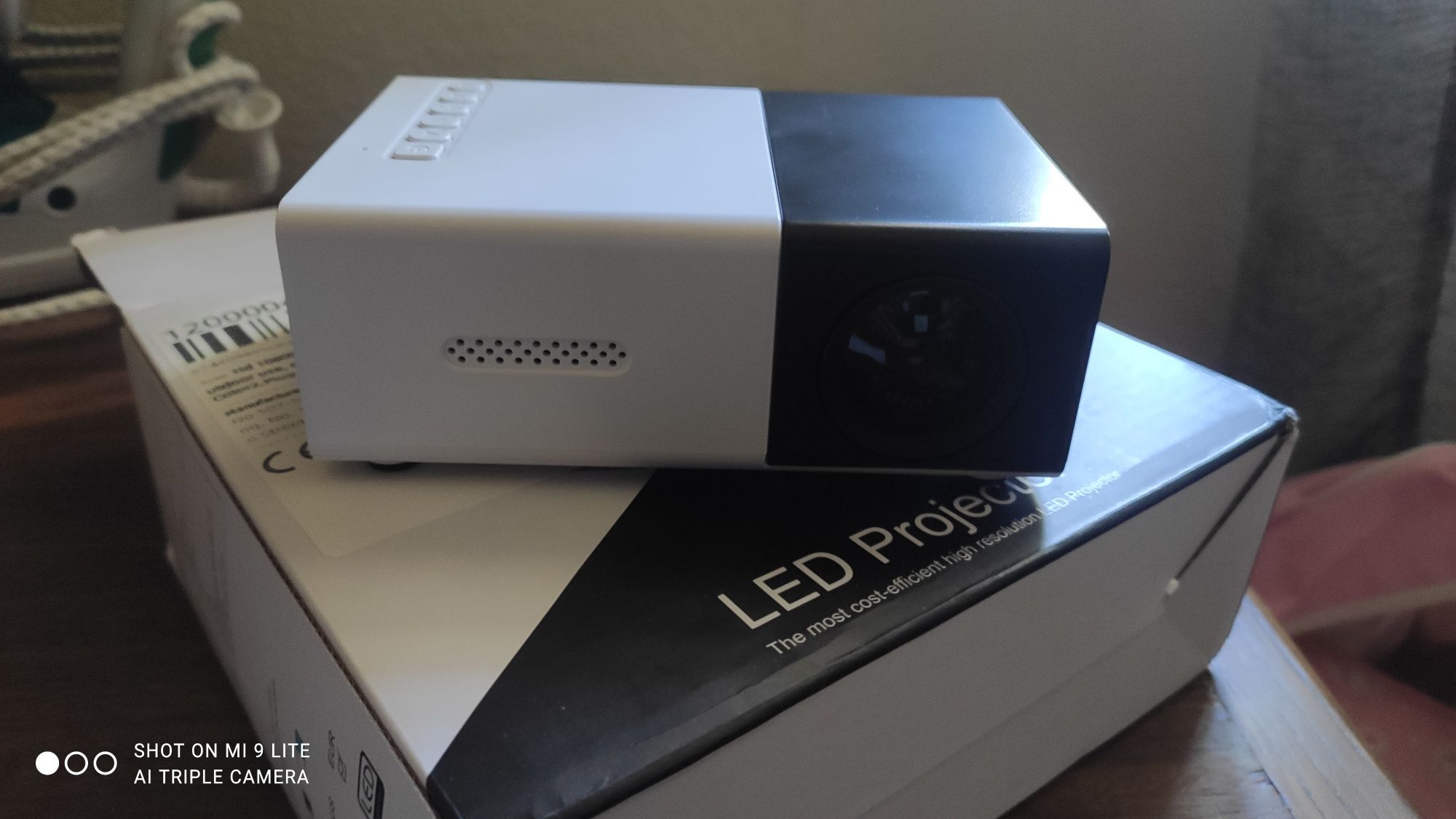 Vendo mini projetor com HDMI e pano branco para projetar