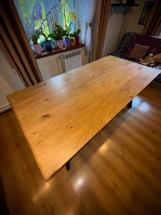 Stół dębowy z metalowymi nogami