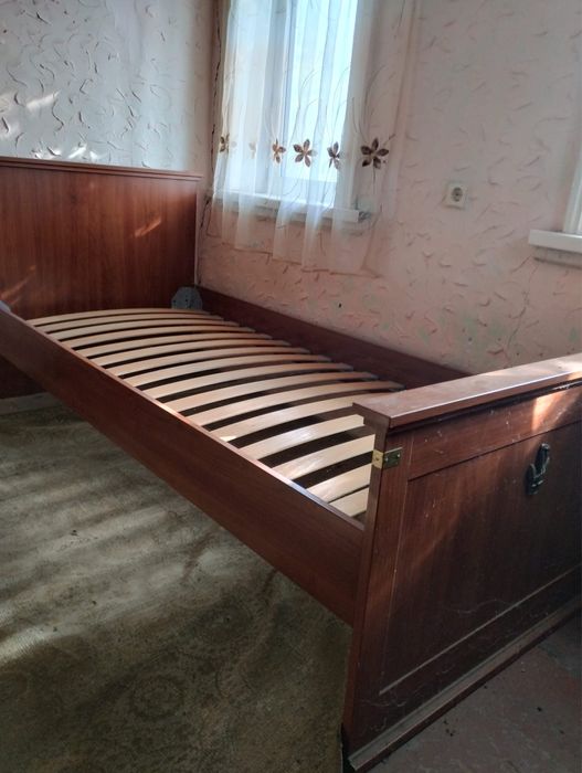 Кровать і письмовий стіл