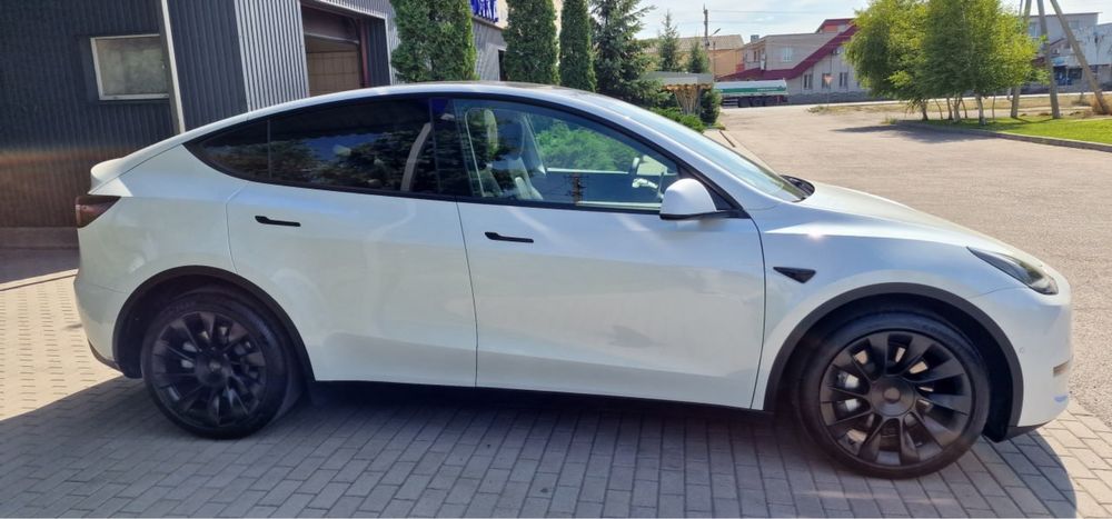 Продам автомобіль Tesla Y 2021 dual motor 82 kw