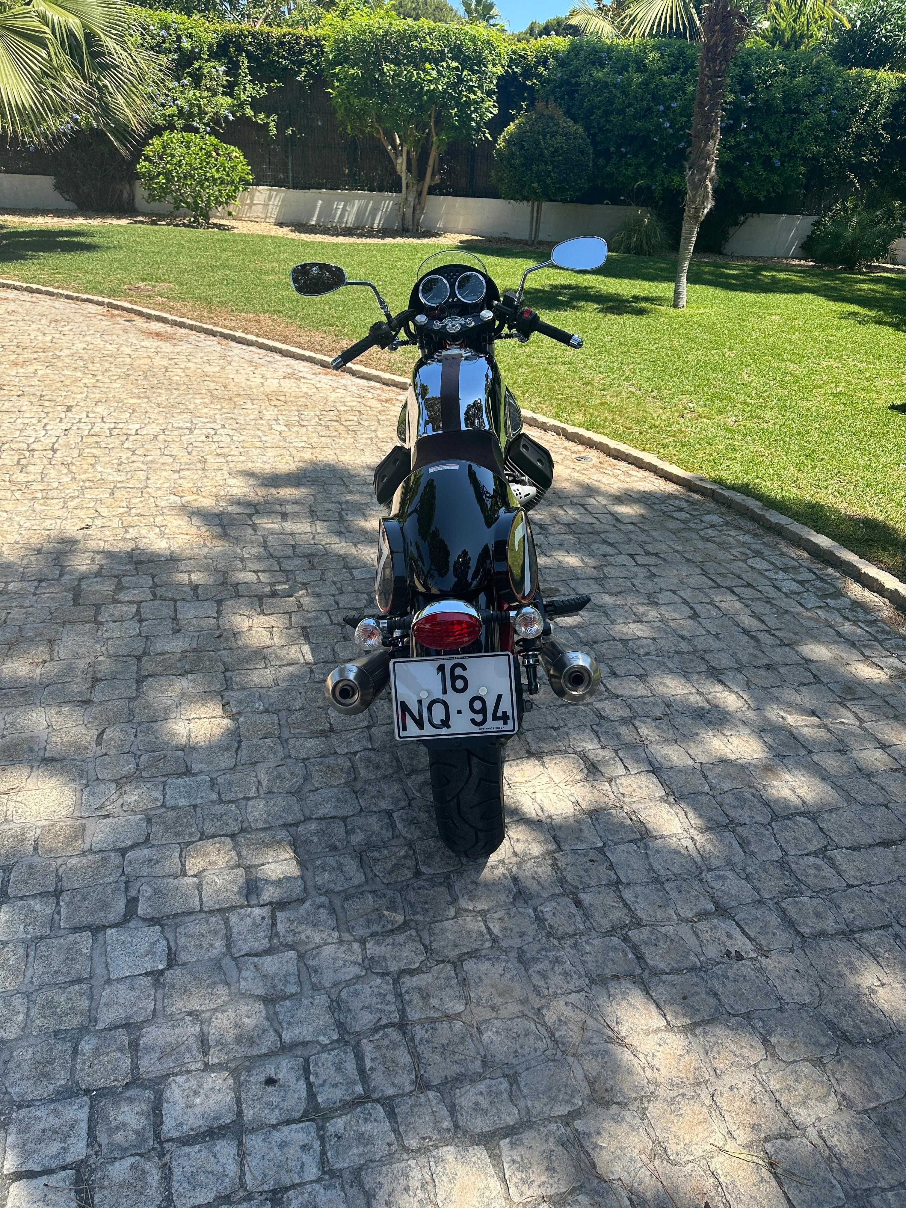 Moto Guzzi V7 Racer 2013 • 1.330 km • Escapes Arrow + Extras