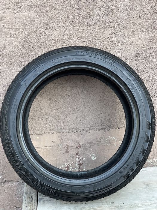 Покрышка, резина 255/45 /19. Только одна в идеальном состоянии.