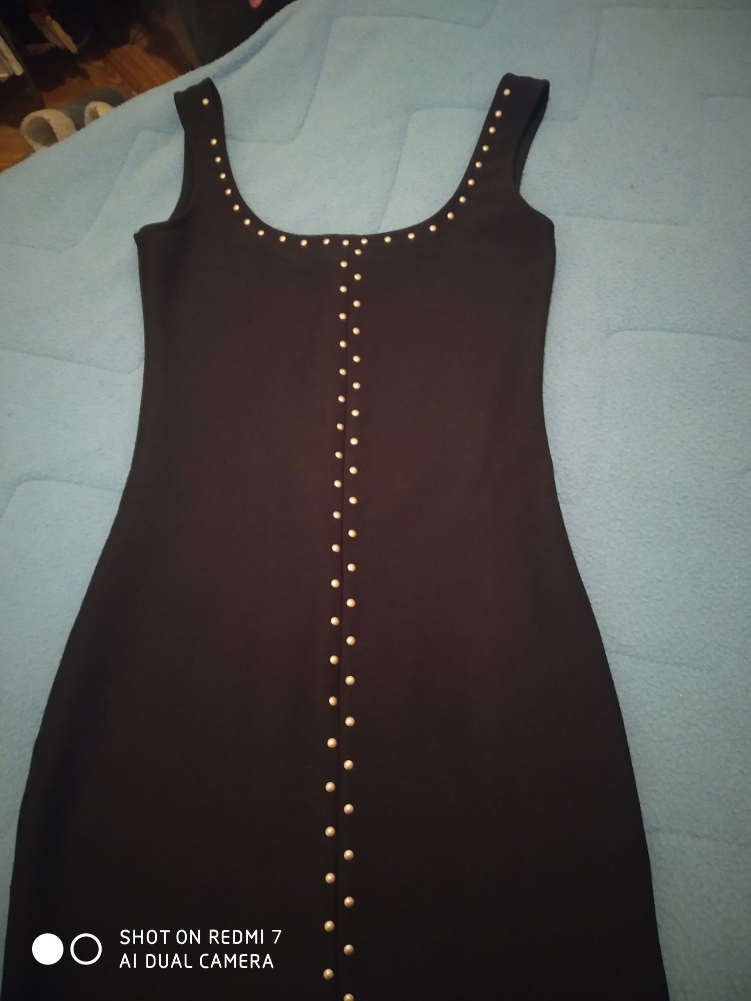 Vestido preto, com tachas de metal