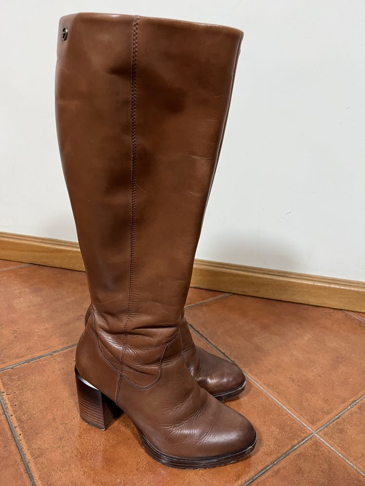 Botas em pele castanho