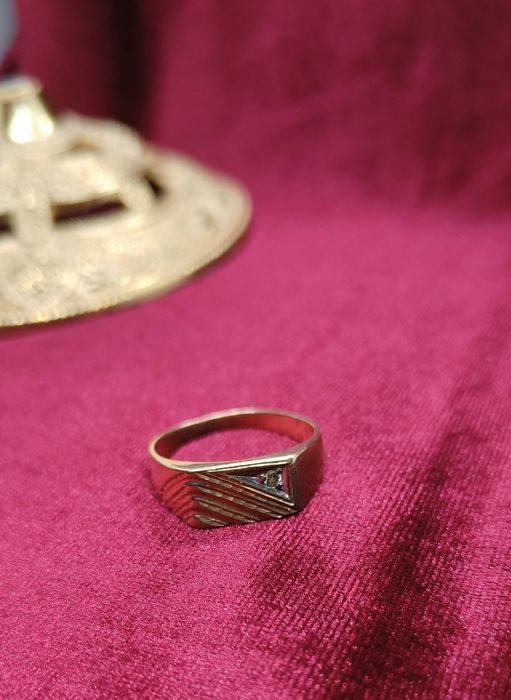 Золоте кільце 585 проби стан відмінний