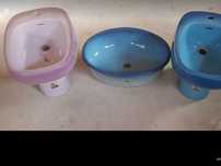 Bidet e lavatório azul, bidet lilas, torneira banheira latão cromado