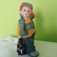 Figurka  dekoracyjna chłopca na "wagarach"