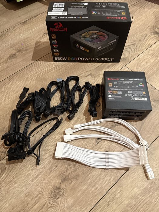 Zasilacz Redragon 850W modularny 80+gold ATX 3.1 i białe przedłużki.