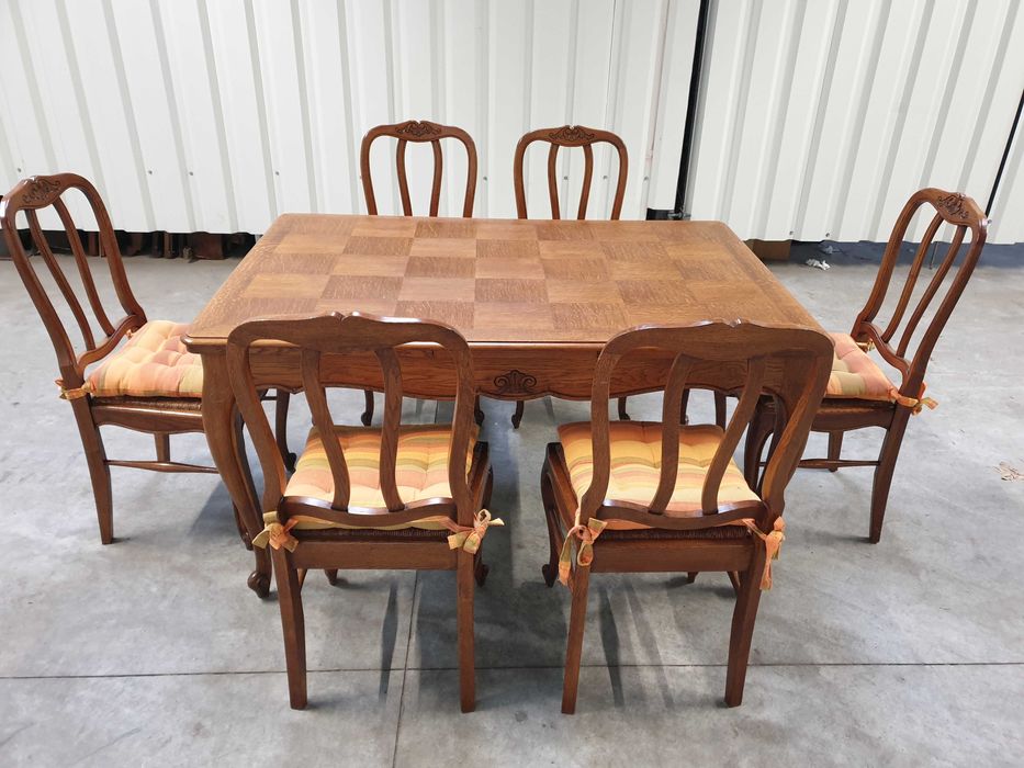 Piękna jadalnia ludwikowska komoda, witryna i stół i sześć krzeseł.