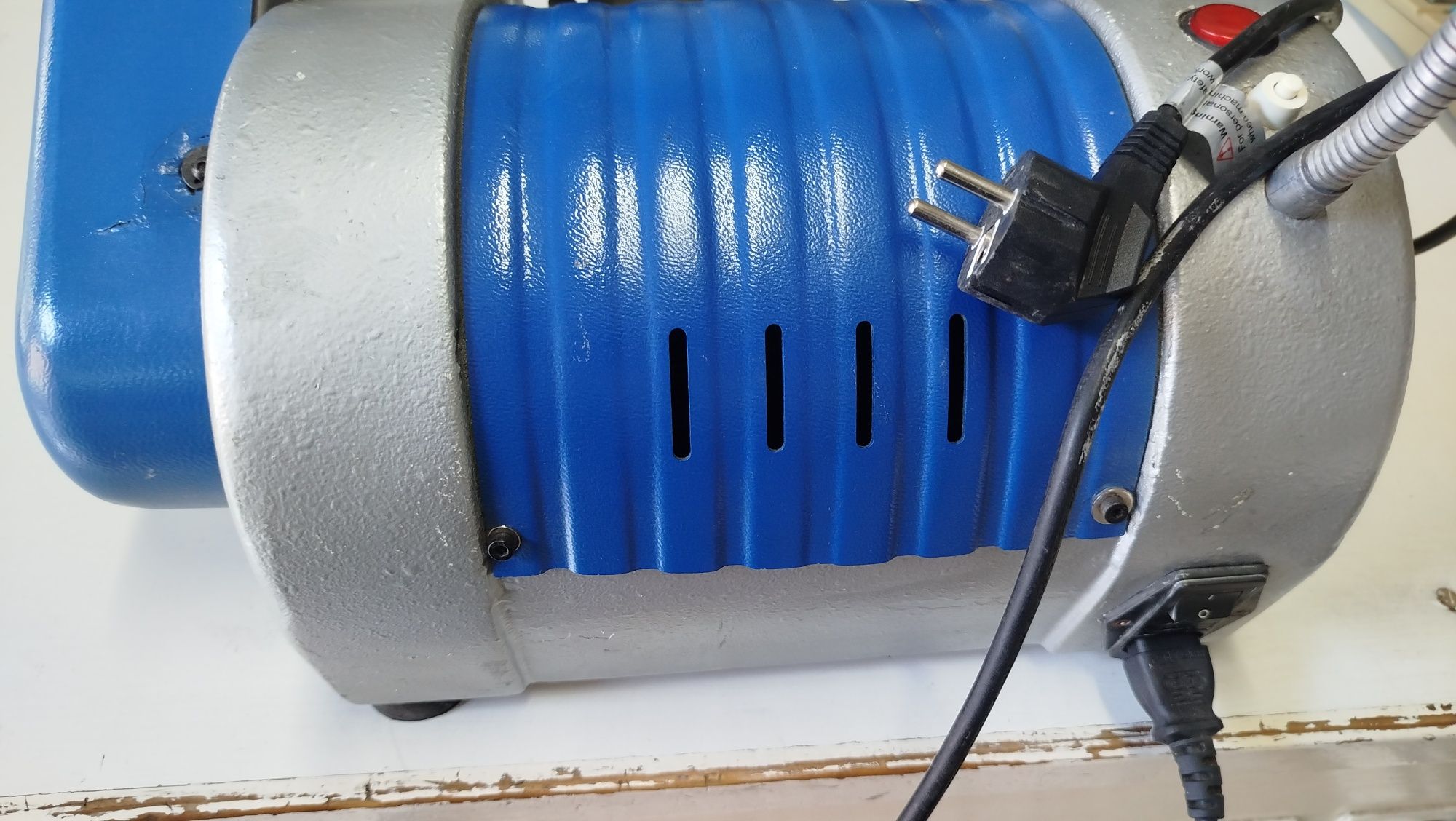 Máquina de copiar chaves Yale mais expositor Keyline