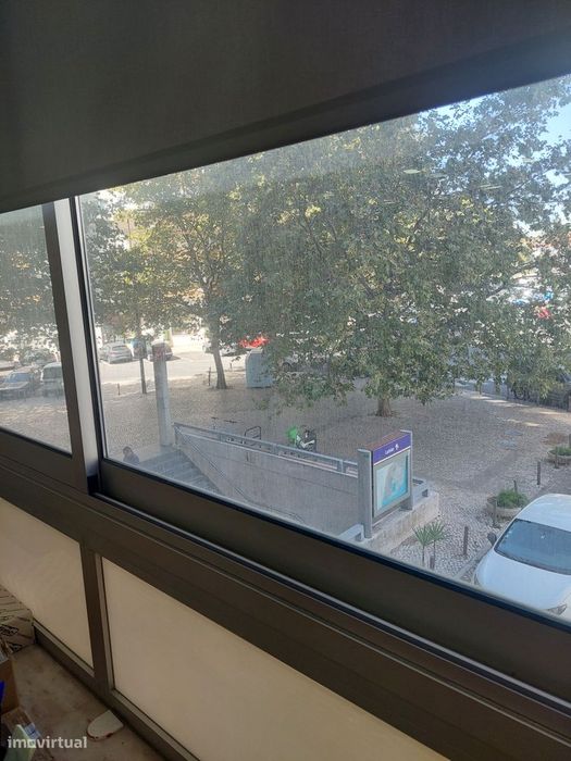 loja a porta do metro
