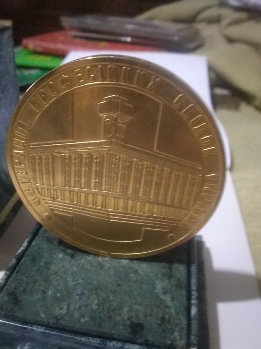 Монети і банкноти України