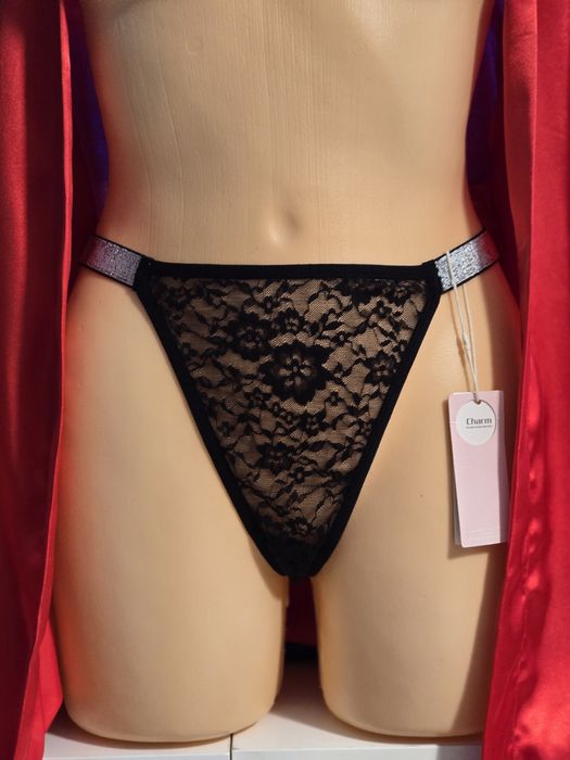 Damskie stringi z delikatnej czarnej koronki o kwiatowym wzorze