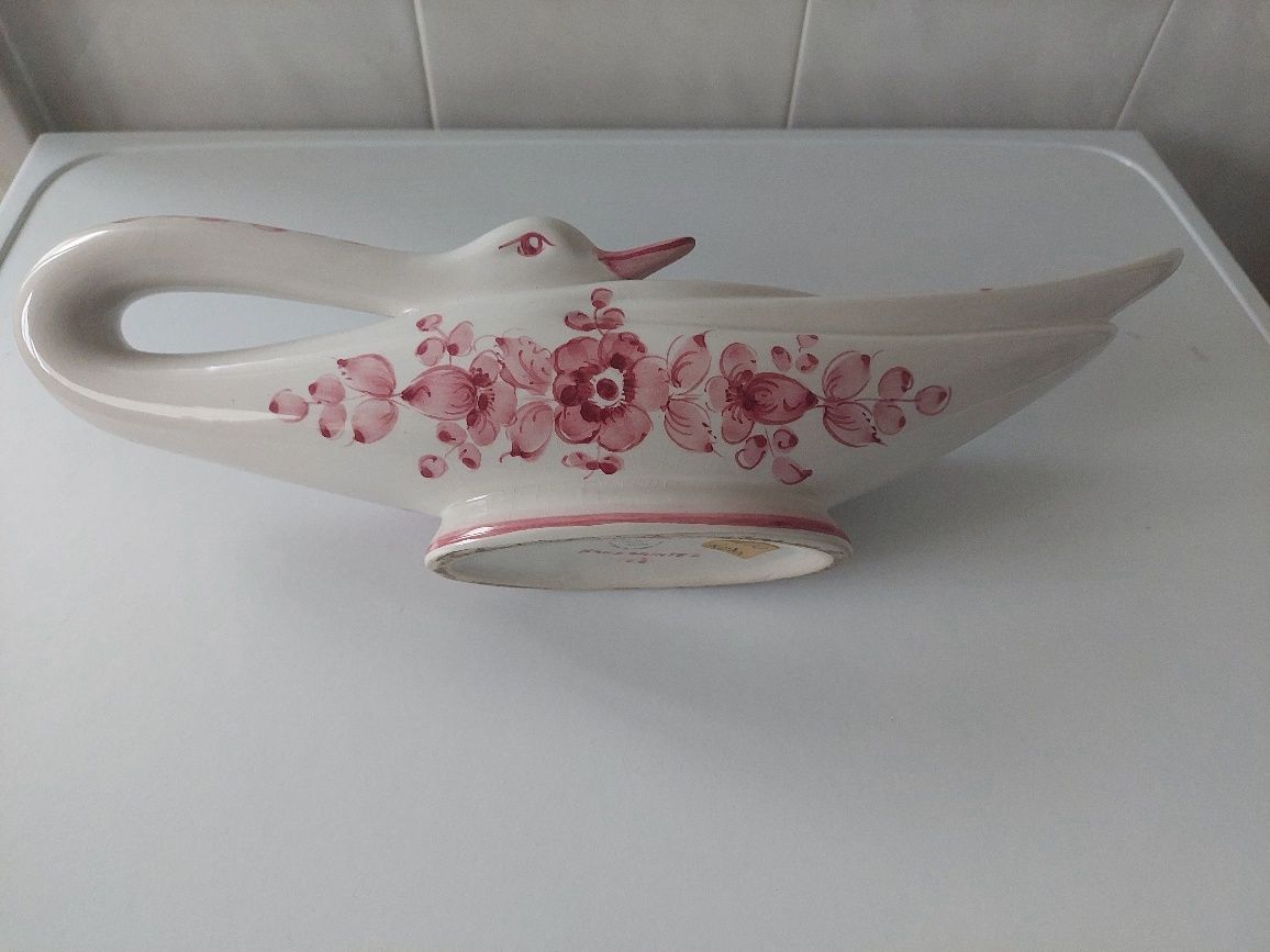 Peça em loiça com tons de côr de rosa