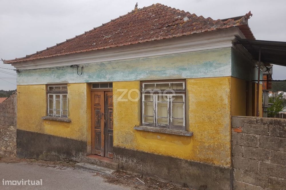 Casa para recuperar inserida em terreno com 282 m²
