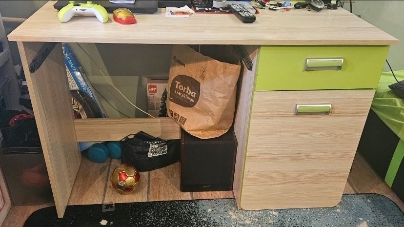 Zestaw mebli z biurkiem do pokoju dziecięcego