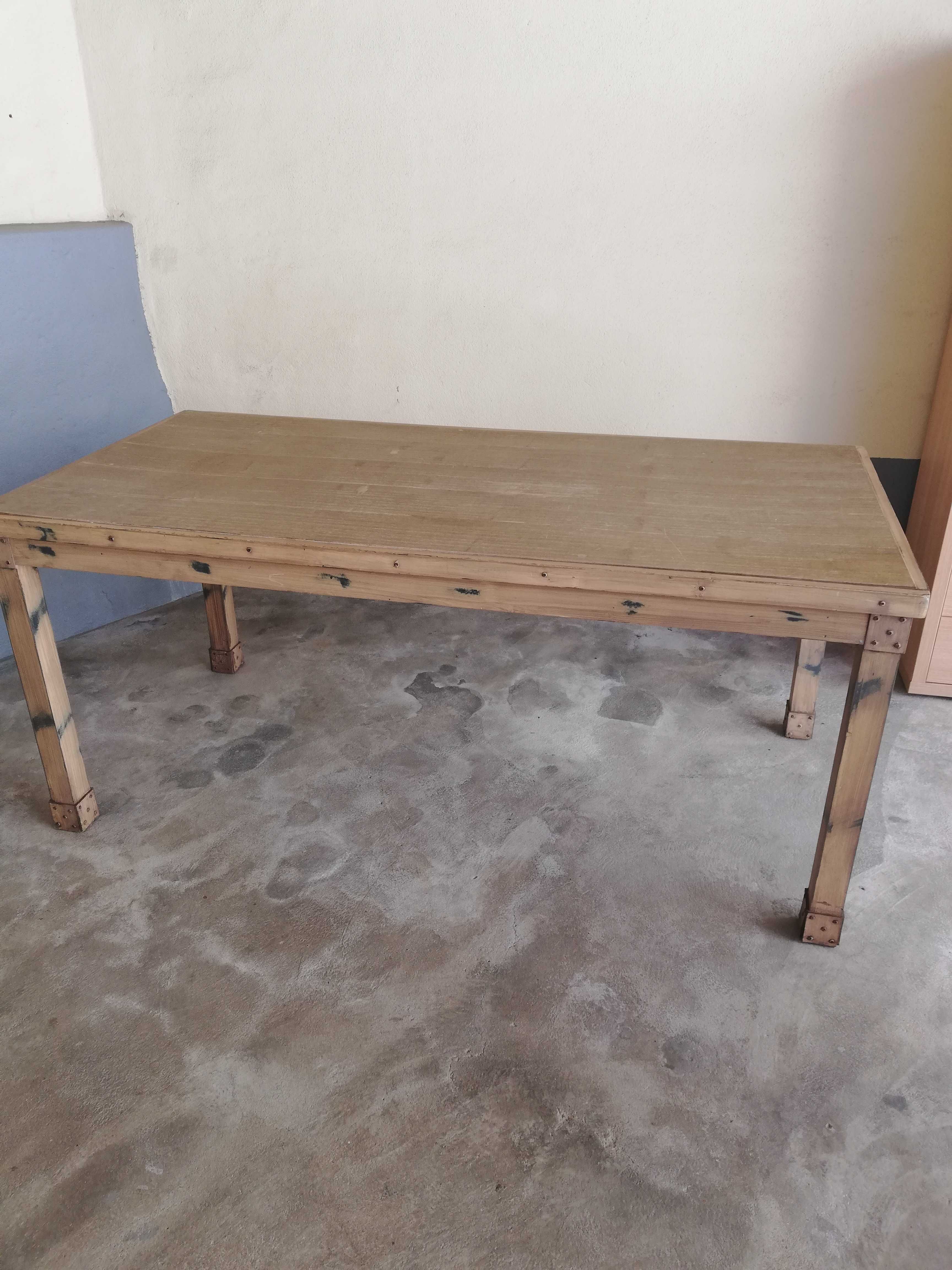 Mesa de madeira (1.80cm x 0.90cm)