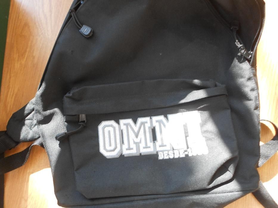 Mochilas de diversas marcas e  EASTPAK