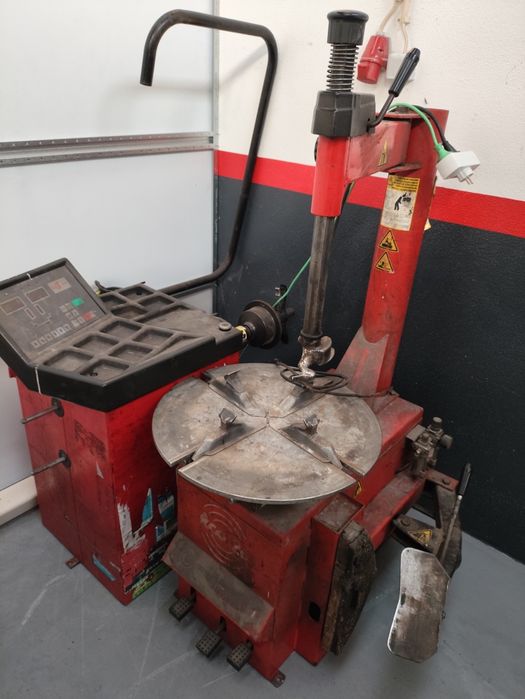 Máquina de desmontar e equilibrar pneus