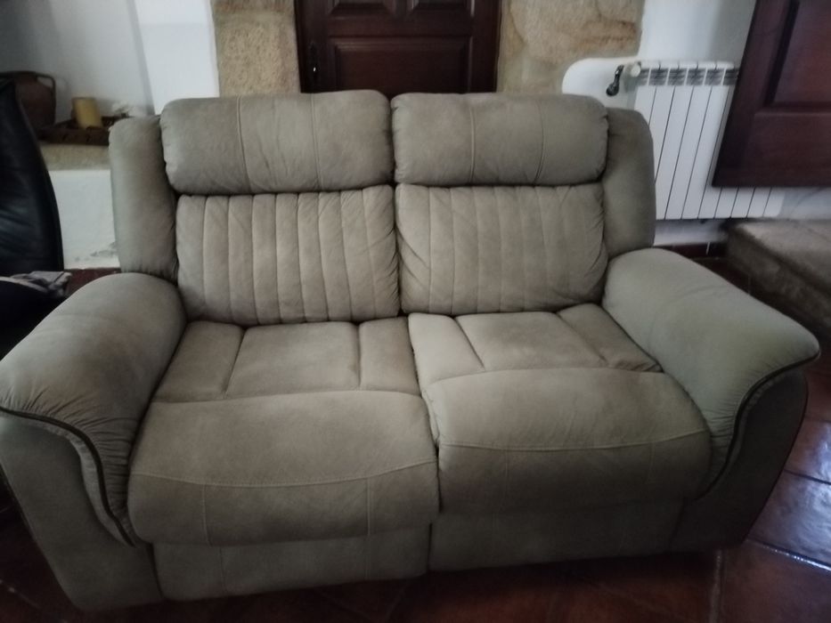 Sofá de dois lugares com elevatória