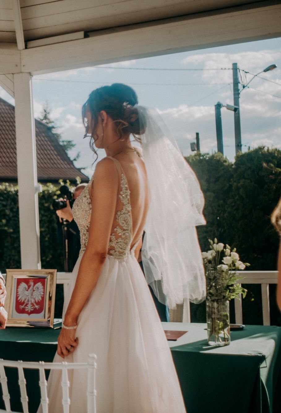 Suknia ślubna z cyrkoniami