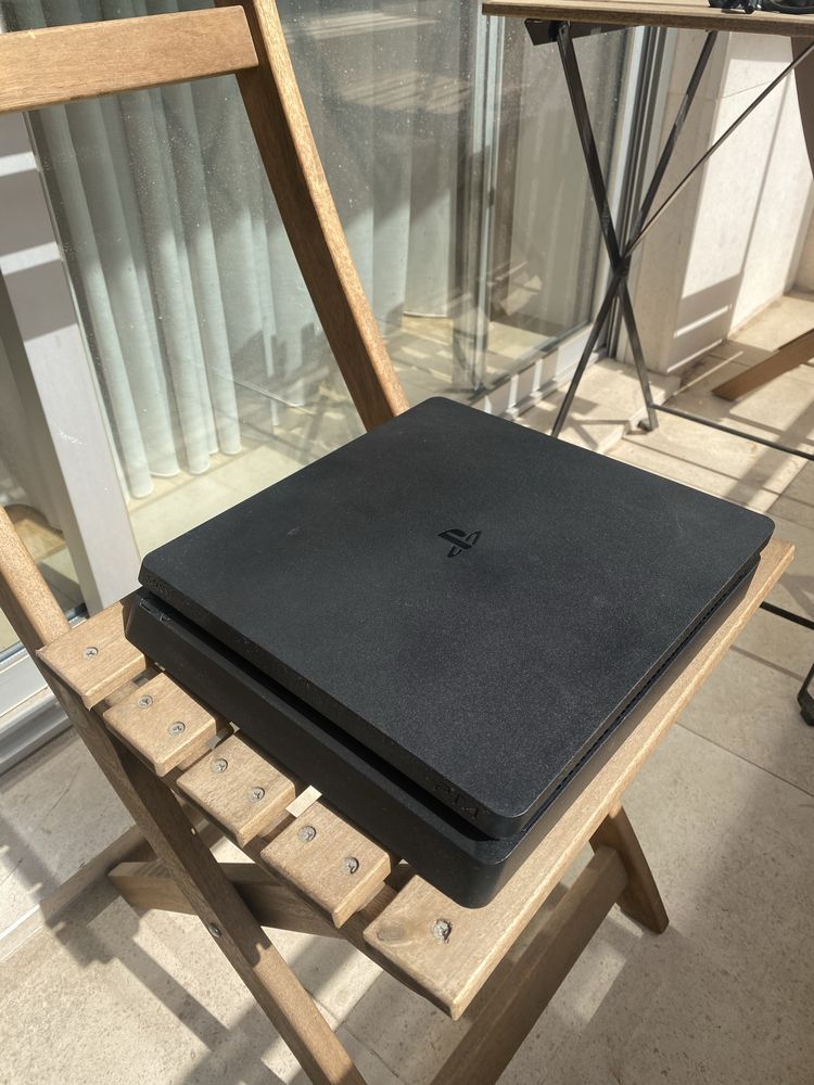 PlayStation 4 com comando