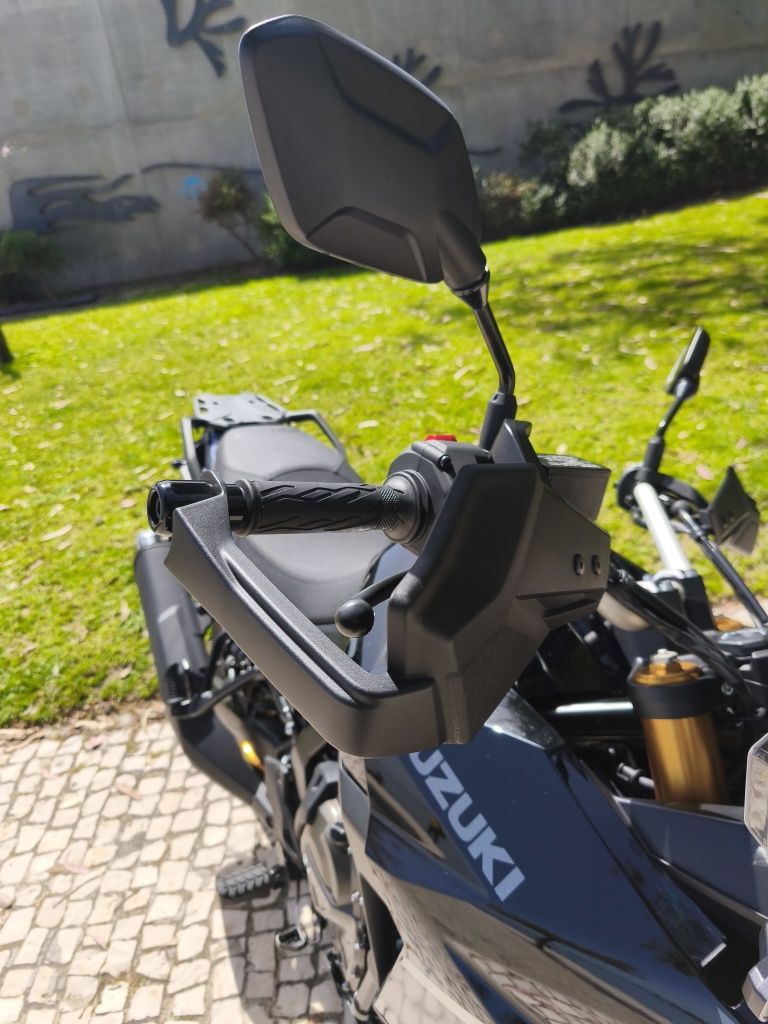 Vstrom 800DE 2023, com apenas 2.400km,estudo troca, por carro familiar