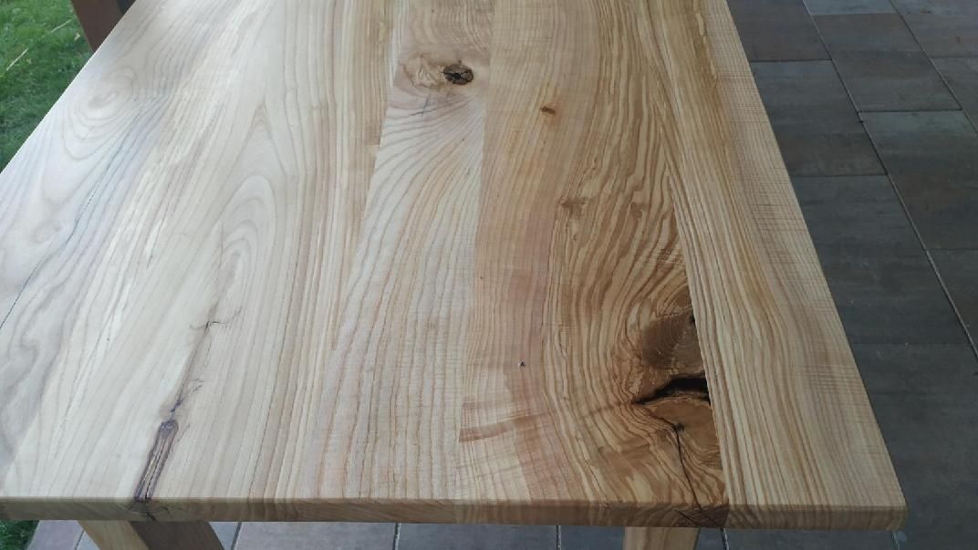 Stół drewniany .