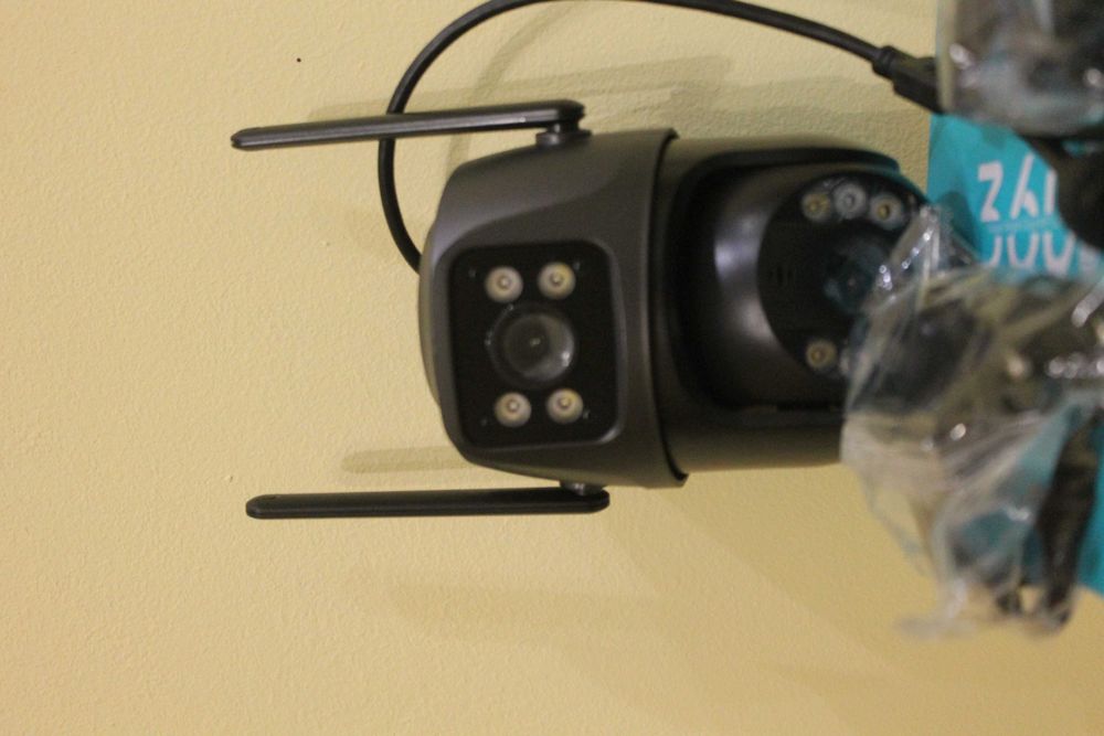 Поворотна подвійна Wi FI камера  з двома лінзами та автотрекінгом