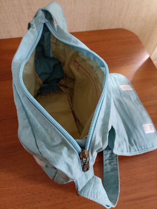 Сумка наплечная из влагостойкой ткани.