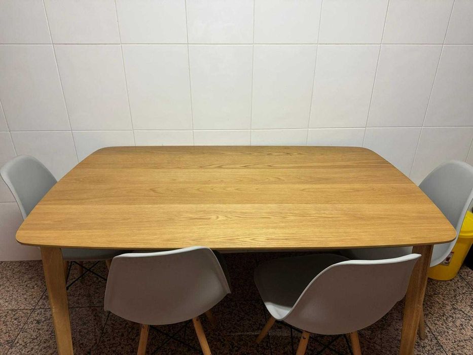 Mesa Kinda Home + Cadeiras Nórdicas