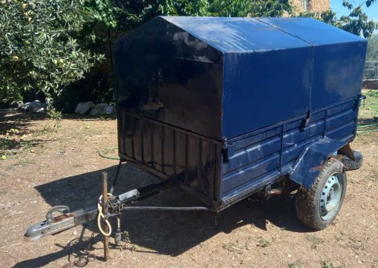 Atrelado Reboque metálico fechado  para transporte de carga