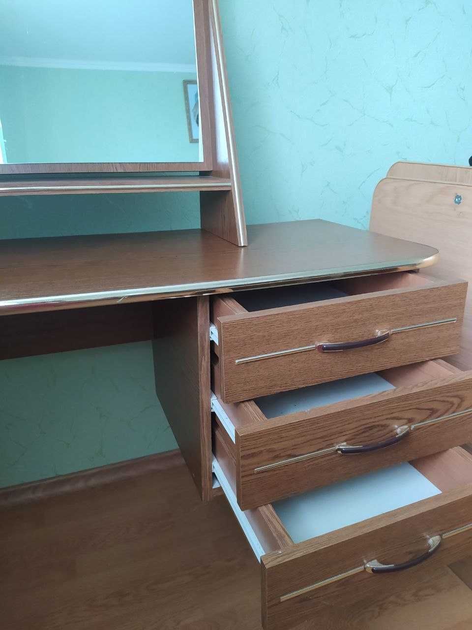 Туалетний столик, макіяжний стіл в спальню