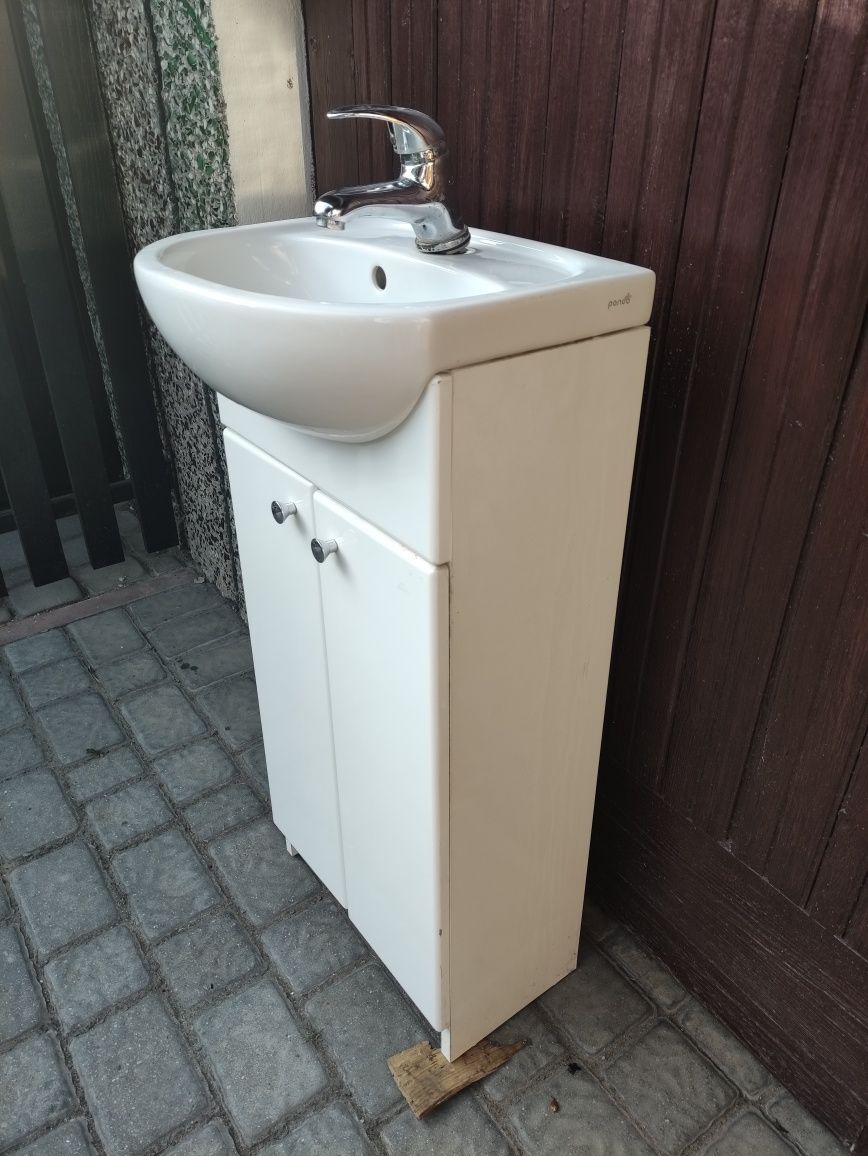 Umywalka z szafką i baterią