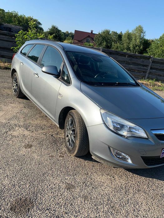 Opel Astra Sports Tourer 2011 1.6л