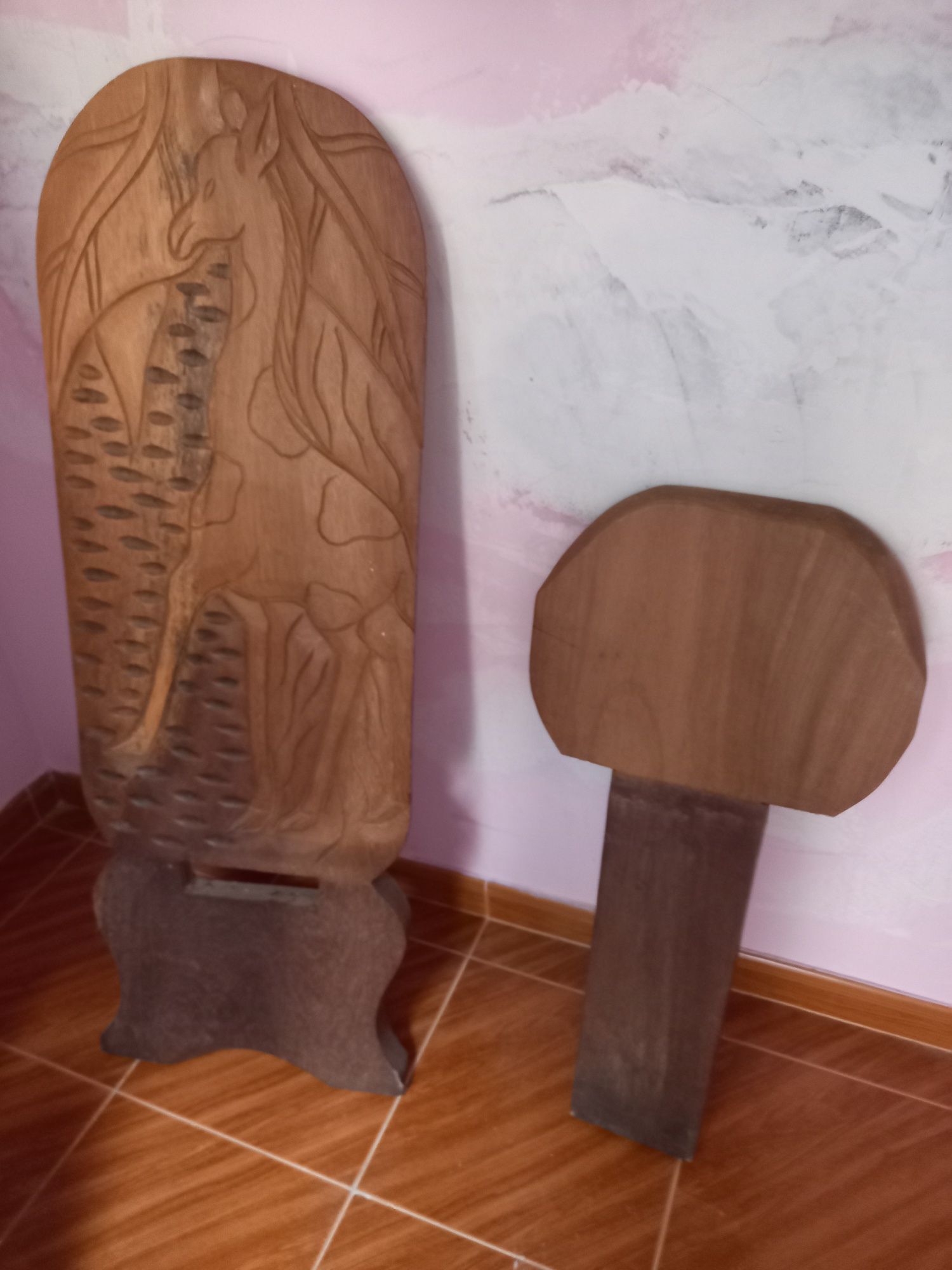 Cadeira em madeira maciça e com desenho