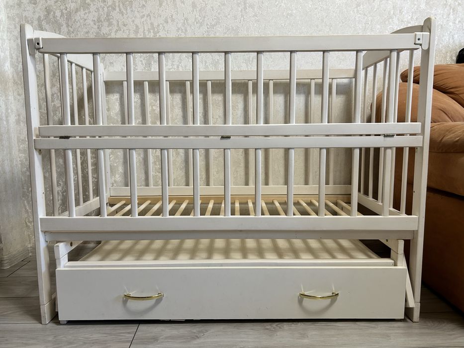 Дитяче ліжечко з маятниками, ящиком, комплектом білизни, балдахіном