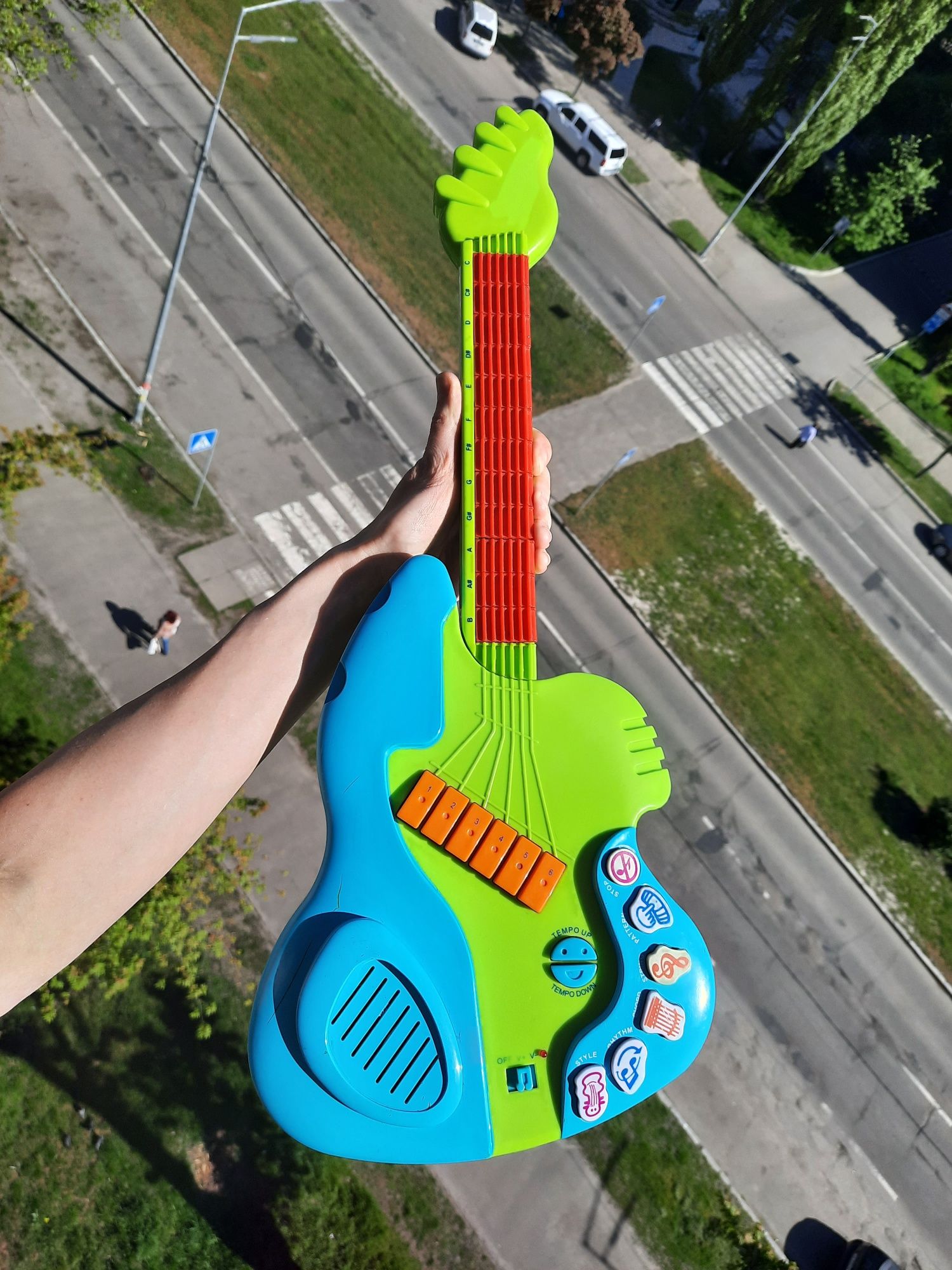 Детская музыкальная игрушечная гитара. Развивающая интерактивная игруш