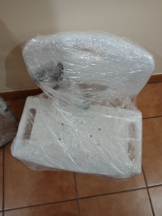 Vendo andarilho, muletas e banco de banho.