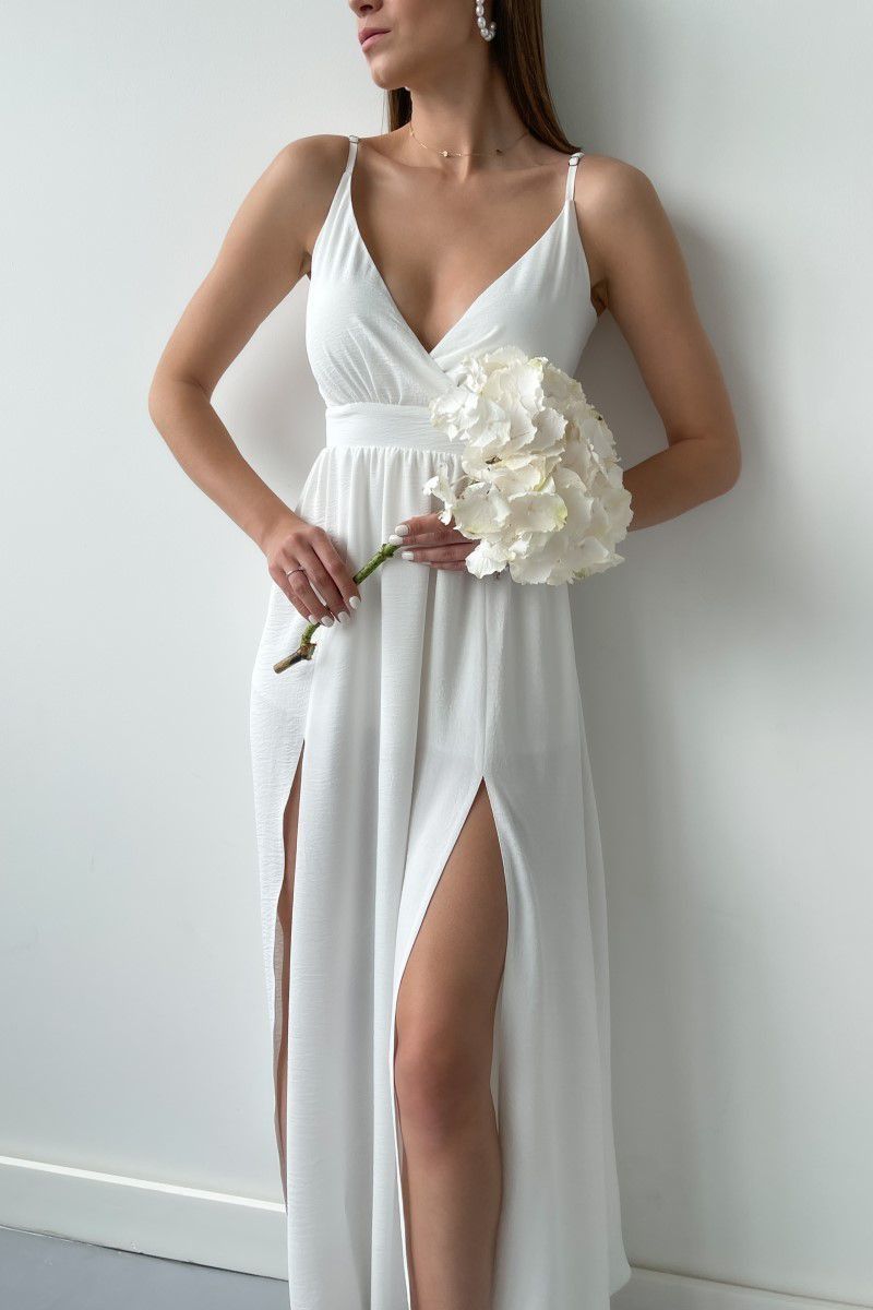 Легка сукня міді на тонких бретелях білого кольору з двома вирізами