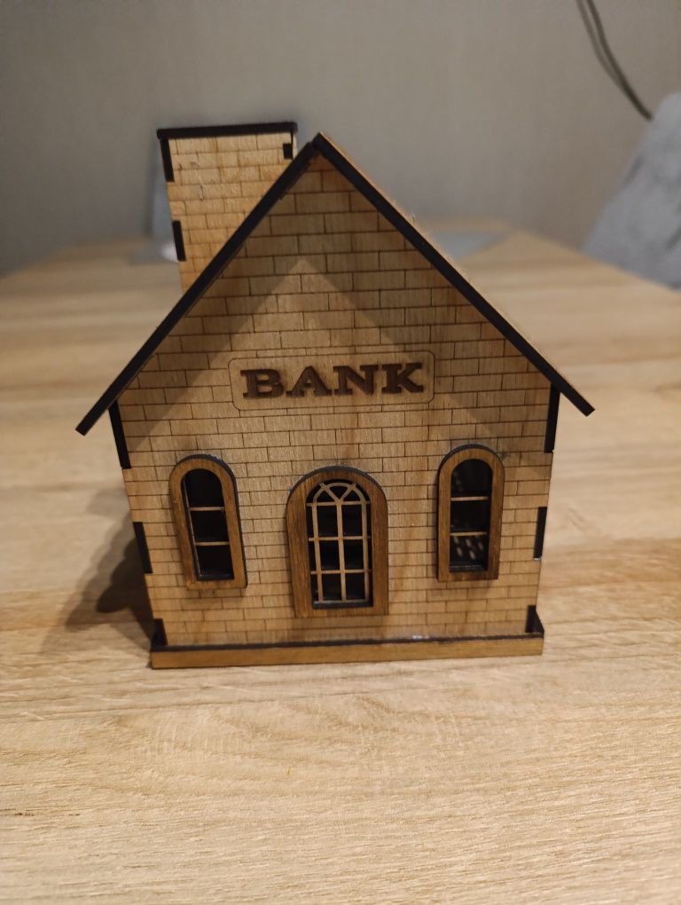Drewniany model budynku – BANK – dekoracja / skarbonka / domek miniatu