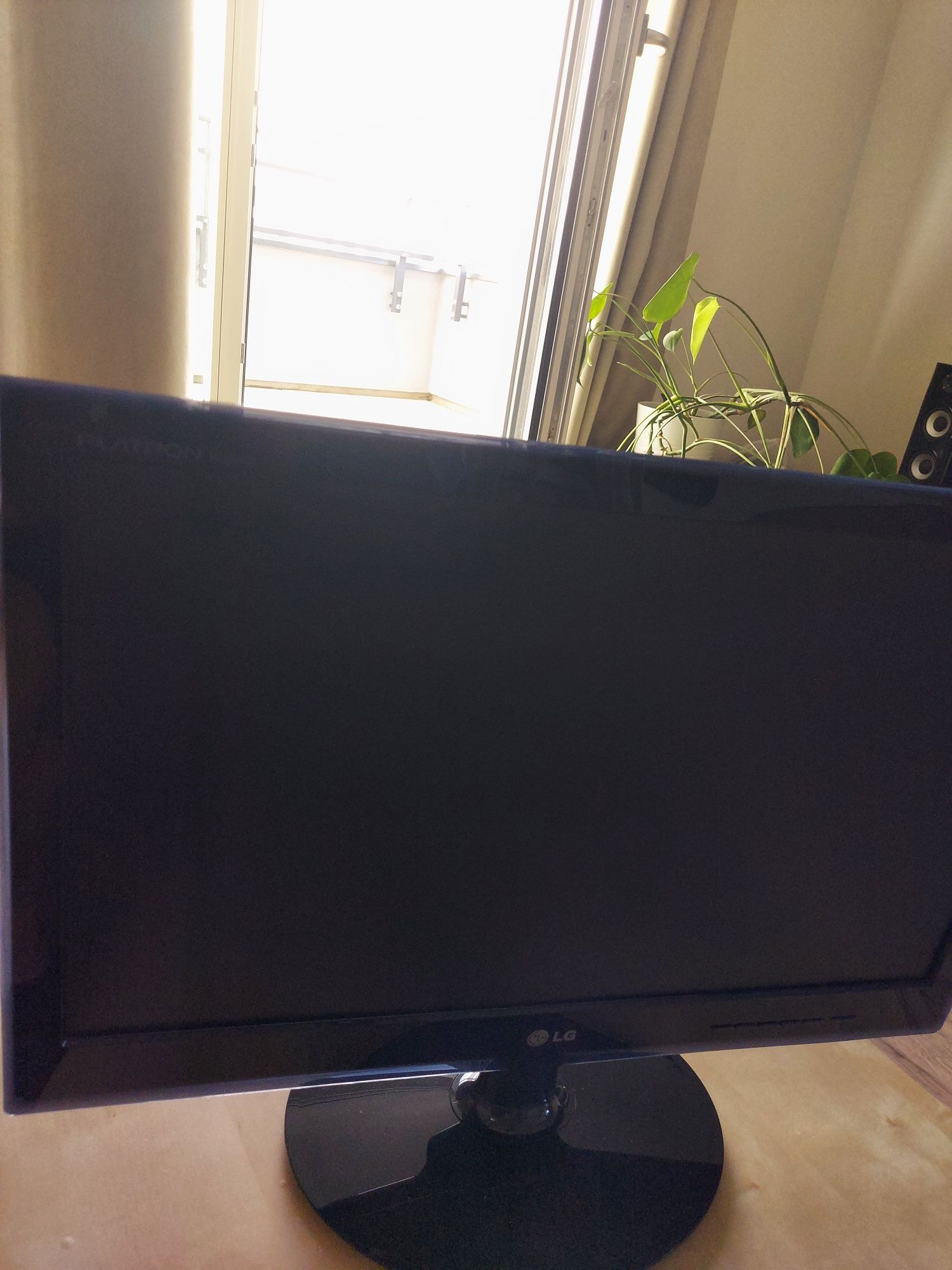 Monitor LG komputerowy wyrazisty obraz dynamiczny kontrast kabel zasil