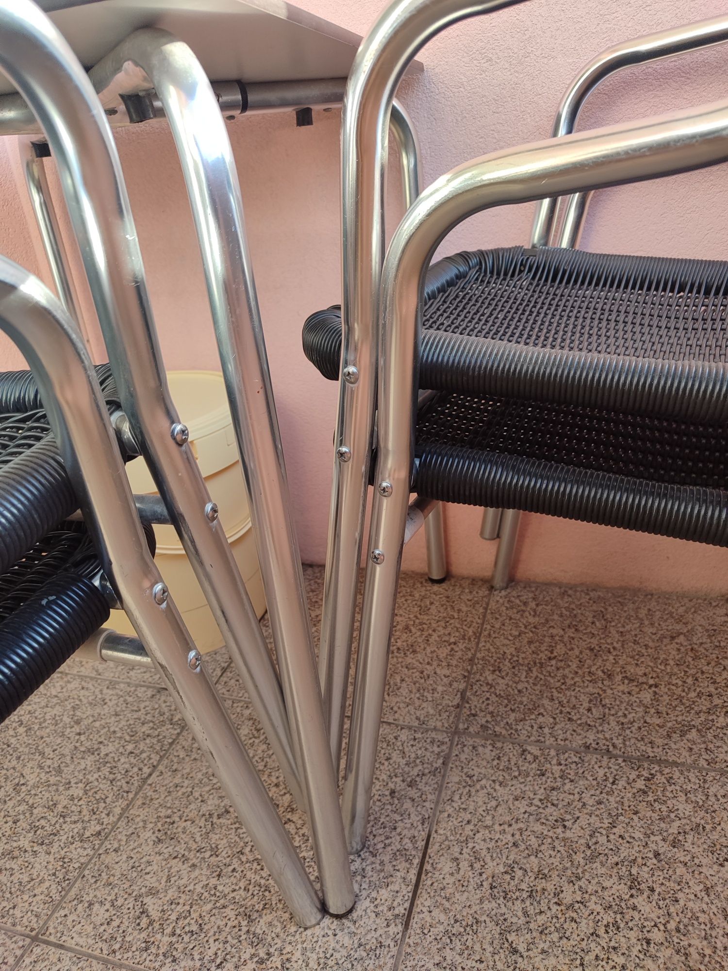 Conjunto de mesa e 4 cadeiras