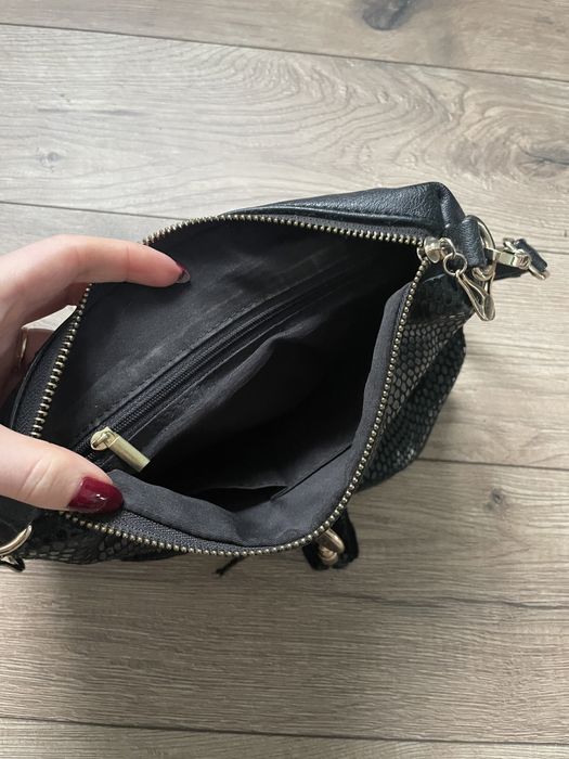 Torebka czarna listonoszka wyprzedaż