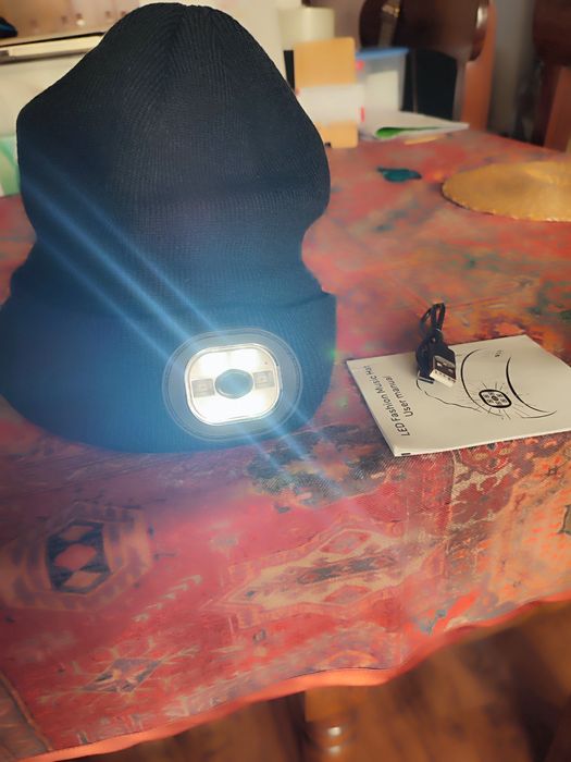 Czapka z dźwiękiem i światłem